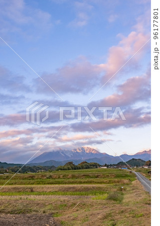 夕暮れの大山南壁 鳥取県日野郡江府町貝田からの眺め 夕暮れの大山南壁 鳥取県日野郡江府町貝田からの眺め 96177801