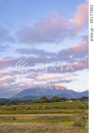 夕暮れの大山南壁 鳥取県日野郡江府町貝田からの眺め 夕暮れの大山南壁 鳥取県日野郡江府町貝田からの眺め 96177802