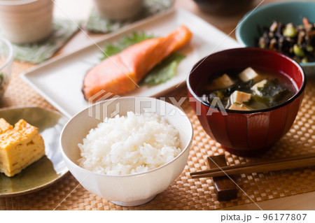 嬉しいおいしい新米で朝ごはん 96177807