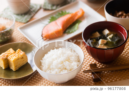 嬉しいおいしい新米で朝ごはん 嬉しいおいしい新米で朝ごはん 96177808