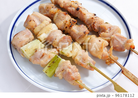 炭火でじっくり焼いた焼き鳥の盛り合わせ（塩） 96178112