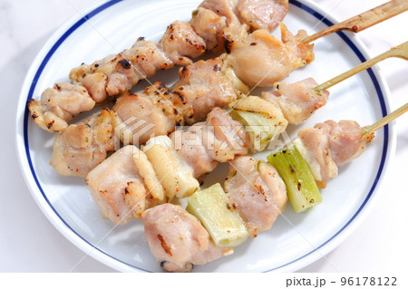 炭火でじっくり焼いた焼き鳥の盛り合わせ（塩） 96178122
