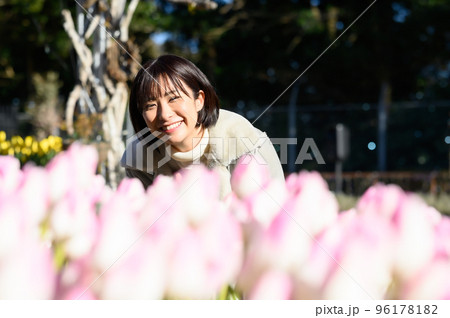 ウィンターチューリップを鑑賞する女性 96178182