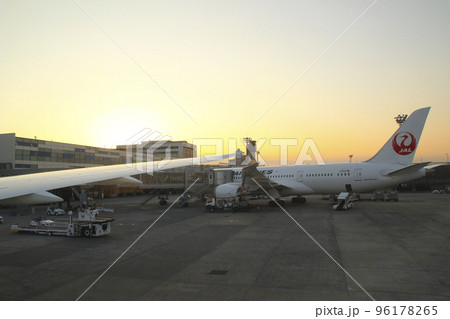 朝焼けの大阪国際空港(伊丹空港)/大阪府豊中市蛍池西町3 朝焼けの大阪国際空港(伊丹空港)/大阪府豊中市蛍池西町3 96178265