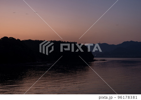 日本の瀬戸内海の美しい朝の海の風景 日本の瀬戸内海の美しい朝の海の風景 96178381