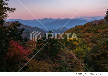 赤石山脈の朝焼け　南アルプス展望台の眺望 96178728