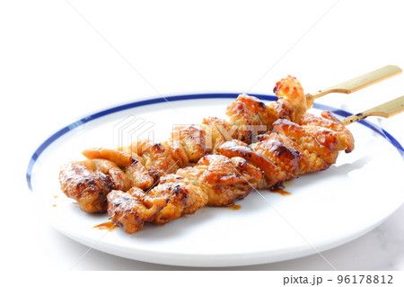 炭火焼にした焼き鳥をタレで(とり皮) 炭火焼にした焼き鳥をタレで(とり皮) 96178812