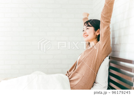 ベッドルームにいる女性(笑顔・起きる) ベッドルームにいる女性(笑顔・起きる) 96179245