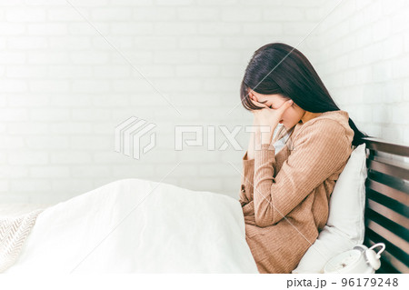 ベッドで不眠症・睡眠障害・ストレスを抱えた日本人女性 96179248