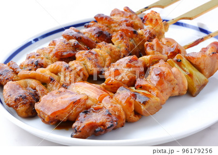 炭火でじっくり焼いた焼き鳥の盛り合わせ(タレ) 炭火でじっくり焼いた焼き鳥の盛り合わせ(タレ) 96179256