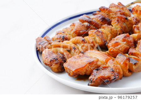 炭火でじっくり焼いた焼き鳥の盛り合わせ(タレ) 炭火でじっくり焼いた焼き鳥の盛り合わせ(タレ) 96179257