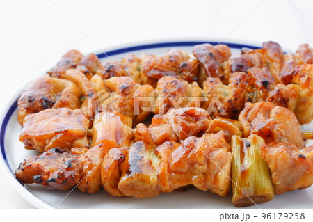 炭火でじっくり焼いた焼き鳥の盛り合わせ（タレ） 96179258