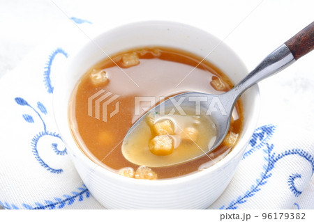 熱々のオニオンコンソメスープ 熱々のオニオンコンソメスープ 96179382