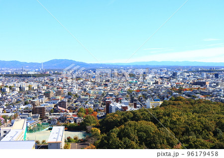 多くのビル、マンションが立ち並ぶ名古屋市東部の風景 96179458