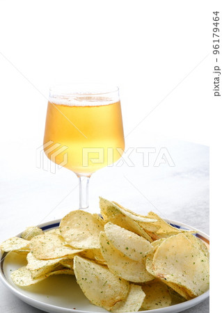 のり塩味のポテトチップスと、よく冷えたビールのグラス のり塩味のポテトチップスと、よく冷えたビールのグラス 96179464