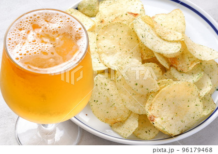 のり塩味のポテトチップスと、よく冷えたビールのグラス のり塩味のポテトチップスと、よく冷えたビールのグラス 96179468