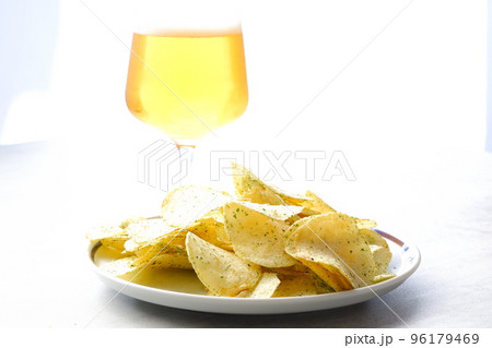 のり塩味のポテトチップスと、よく冷えたビールのグラス のり塩味のポテトチップスと、よく冷えたビールのグラス 96179469