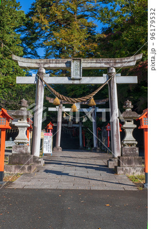 貴船神社　鳥居　わたらせ渓谷鉄道沿線　秋の季節　 96179532