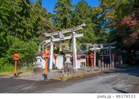 貴船神社　鳥居　わたらせ渓谷鉄道沿線　秋の季節　 96179533