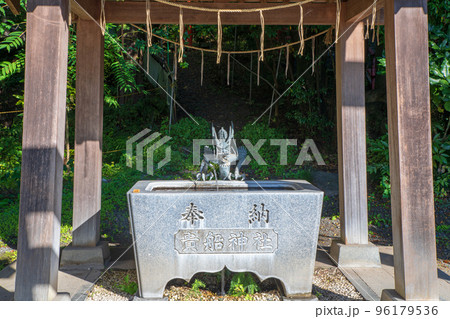 貴船神社　手水場　わたらせ渓谷鉄道沿線　秋の季節　 96179536