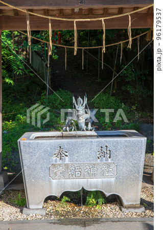 貴船神社　手水場　わたらせ渓谷鉄道沿線　秋の季節　 96179537