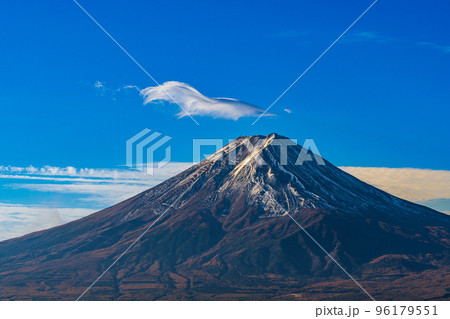 秋の空に舞う綺麗な雲と富士山 秋の空に舞う綺麗な雲と富士山 96179551