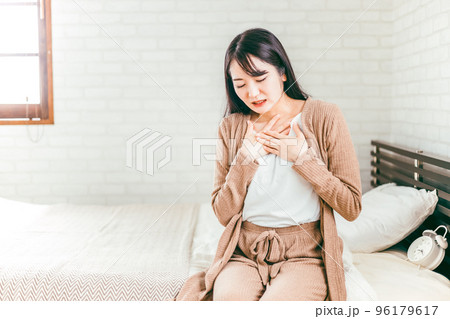 ベッドルームで心臓病・肺炎で苦しむ日本人女性 96179617