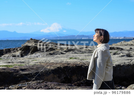 冬の富士山と江ノ島の海を楽しむ女性 冬の富士山と江ノ島の海を楽しむ女性 96179886