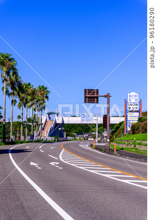 美しい夏の空を背景に天草ありあけタコ街道周辺風景「道の駅 有明（リップルランド）」観光名所 96180290