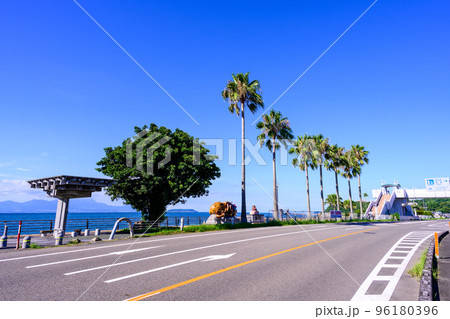 美しい夏の空を背景に天草ありあけタコ街道周辺風景「道の駅 有明（リップルランド）」観光名所 96180396
