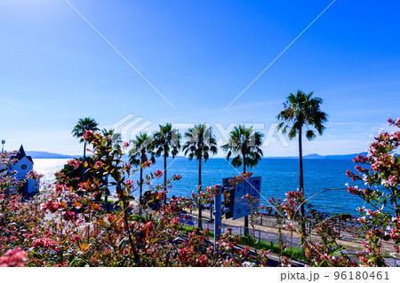 美しい夏の空を背景に天草ありあけタコ街道周辺風景「道の駅 有明（リップルランド）」観光名所 96180461