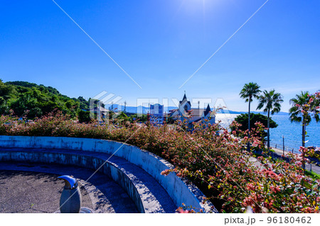 美しい夏の空を背景に天草ありあけタコ街道周辺風景「道の駅 有明（リップルランド）」観光名所 96180462