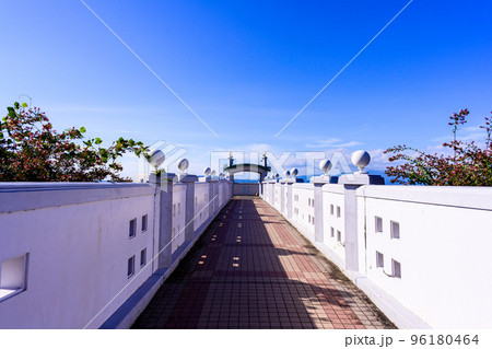 美しい夏の空を背景に天草ありあけタコ街道周辺風景「道の駅 有明(リップルランド)」観光名所 美しい夏の空を背景に天草ありあけタコ街道周辺風景「道の駅 有明(リップルランド)」観光名所 96180464