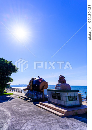美しい夏の空を背景に天草ありあけタコ街道周辺風景「道の駅 有明（リップルランド）」観光名所 96180483