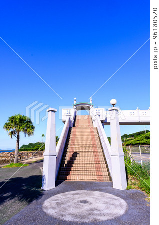 美しい夏の空を背景に天草ありあけタコ街道周辺風景「道の駅 有明（リップルランド）」観光名所 96180520