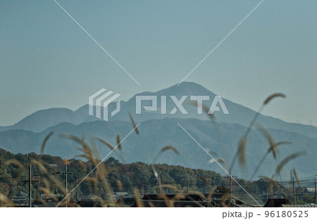 滋賀の名峰、伊吹山と秋晴れの風景 96180525