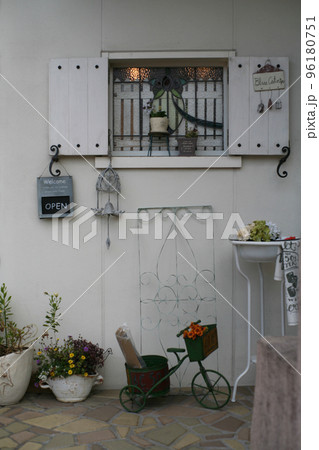 雑貨店の入り口 96180751
