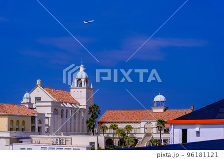 美しい夏空を背景に百道浜・海浜公園風景　観光名所 96181121