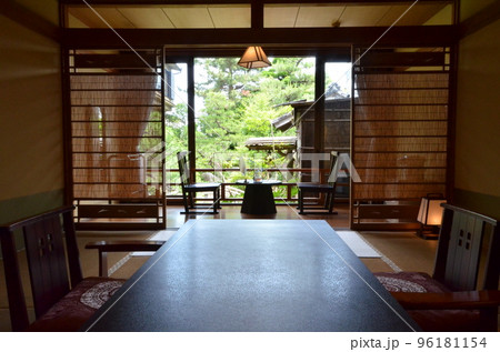 夏に御簾を隔てた広縁がある老舗の旅館 96181154