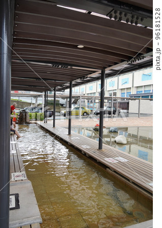 jr東海道本線 コロナ禍の熱海駅前足湯 jr東海道本線 コロナ禍の熱海駅前足湯 96181528