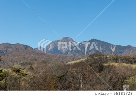 山梨県立まきば公園から見る八ヶ岳の赤岳 96181728