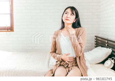 ベッドルームで喉・扁桃腺・首に悩む日本人女性 96181745