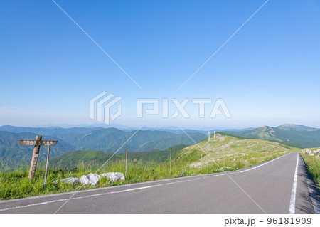 愛媛県 新緑が美しい四国カルストと尾根を通る横断道路(2022年撮影) 愛媛県 新緑が美しい四国カルストと尾根を通る横断道路(2022年撮影) 96181909