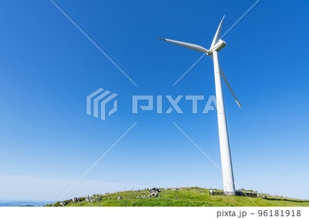 エコロジーイメージ　快晴の青空と風力発電所（再生可能エネルギー） 96181918