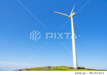 エコロジーイメージ　快晴の青空と風力発電所（再生可能エネルギー） 96181921