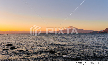 内浦湾越しに見る夕暮れの富士山 内浦湾越しに見る夕暮れの富士山 96181928