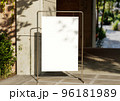 看板モックアップ。クリッピングパスが設定された 96181989