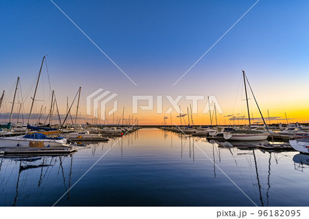 美しいマジックアワーを背景にしたヨットハーバー 96182095