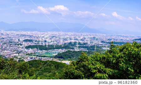 美しい夏空を背景に都市景観「福岡市全景・パノラマ風景」 美しい夏空を背景に都市景観「福岡市全景・パノラマ風景」 96182360