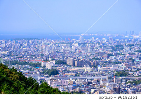 美しい夏空を背景に都市景観「福岡市全景・パノラマ風景」 美しい夏空を背景に都市景観「福岡市全景・パノラマ風景」 96182361